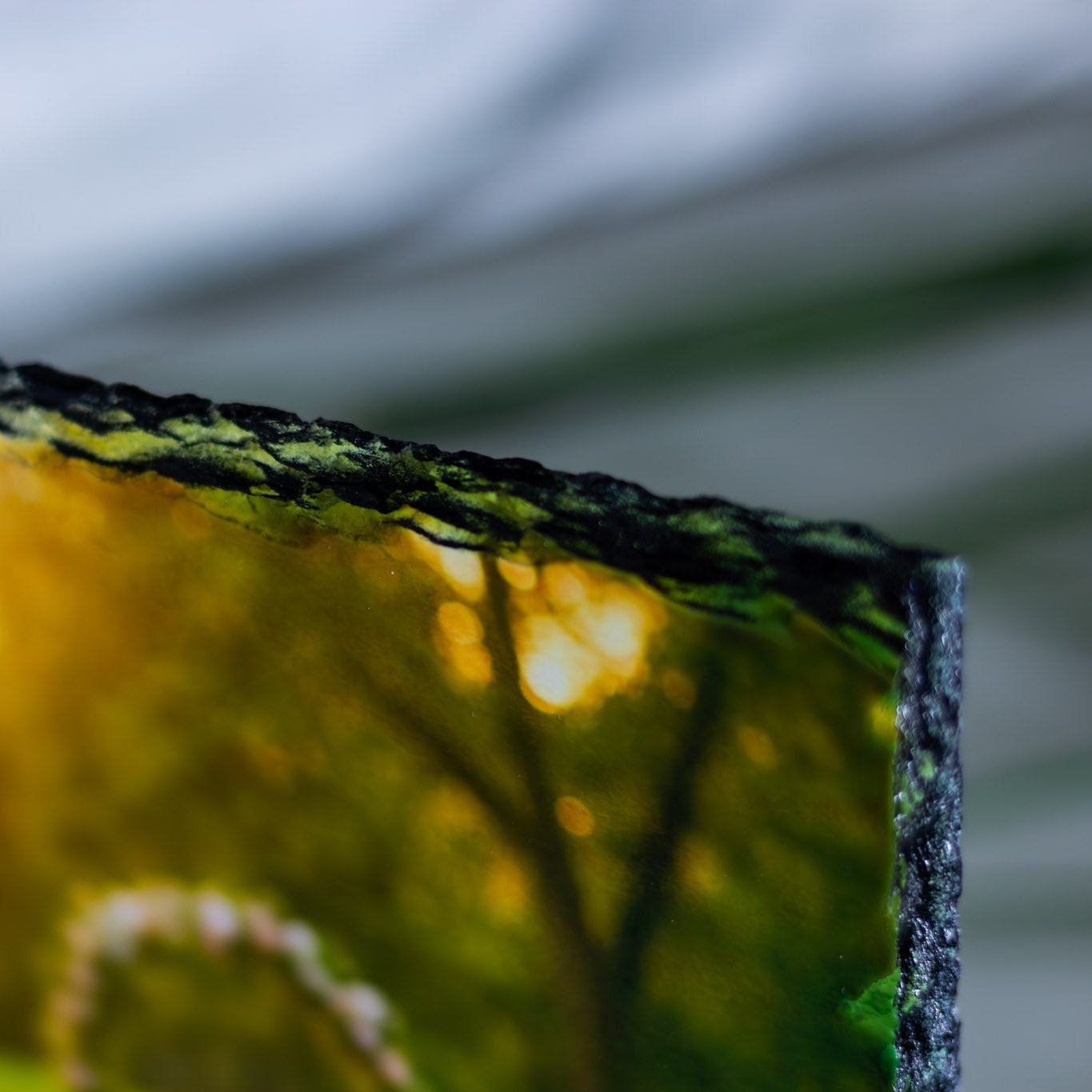 Детайл на цветна картина върху камък с естествен контур